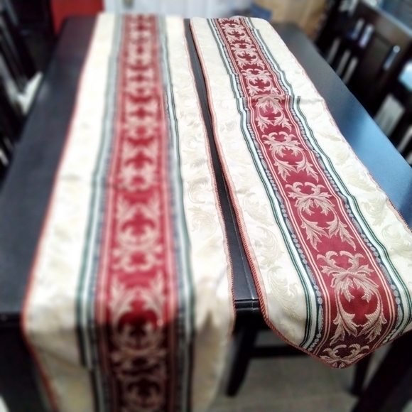 MATCHING TABLE RUNNERS TWO DIFFERENT SIZES - Picture 3 of 3